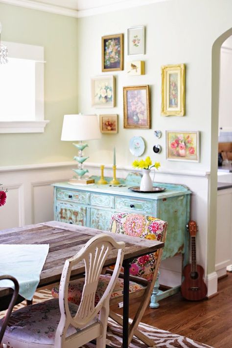 Colorful Farmhouse Dining Room, Colorful Cottage Dining Room, Colorful Country Home, Colorful Vintage Living Room, Colorful Cottage Interiors, Colorful Farmhouse Decor, Iris Field, Colorful Dining Room, Colorful Cottage