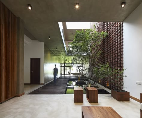 Courtyard Design, Tropical Architecture, Internal Courtyard, Sunset View, Natural Ventilation, Ground Floor Plan, Architect House, Exposed Brick, Garden Spaces