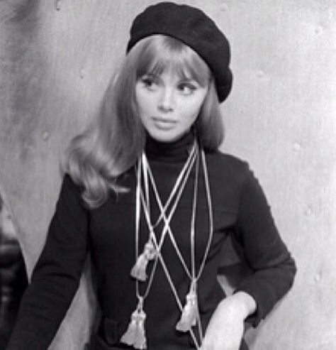 1960s beatnik. Beatniks were characterized by "beards, pony tails, dirty sneakers, and peasant blouses." They often wore all black. 1960s Mod Fashion, 70s Mode, Beatnik Style, Vintage Fashion 1960s, Britt Ekland, 70s Girl, Anita Ekberg, Ursula Andress, Charlotte Rampling