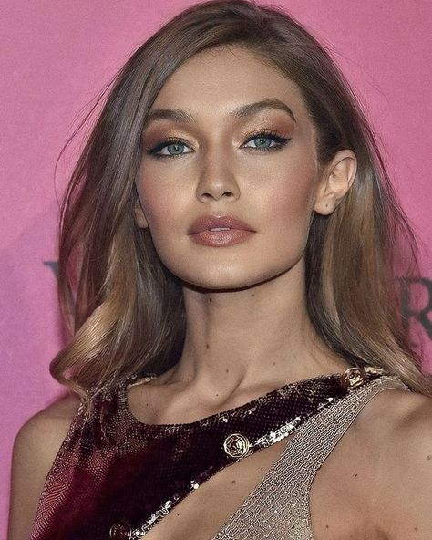 Gigi Hadid Light Brown Hair, Gigi Hadid Brown Hair, Green Eyes Makeup, Nude Makeup, Makeup For Green Eyes, Eyes Makeup, Light Brown Hair, Make Up Looks, Gigi Hadid