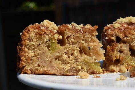 Rhubarb and ginger crumble cake Rhubarb Crumble Cake, Hot Desserts, Rhubarb Crumble, Crumble Cake, Ginger Cake, Cake Mixture, Rhubarb Recipes, Cooked Apples, Coffee Cakes