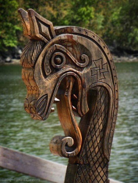 Dragon head on Viking ship Escudo Viking, Ship Figurehead, Arte Viking, Art Viking, Navi A Vela, Viking Dragon, Viking Life, Viking Culture, Viking Ship