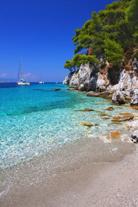 15 Best Things to Do in Skopelos (Greece) - The Crazy Tourist Skopelos Greece, Skiathos, Greece Islands, Romantic Travel, Greece Travel, Greek Islands, Big Screen, Most Beautiful Places, Travel Aesthetic