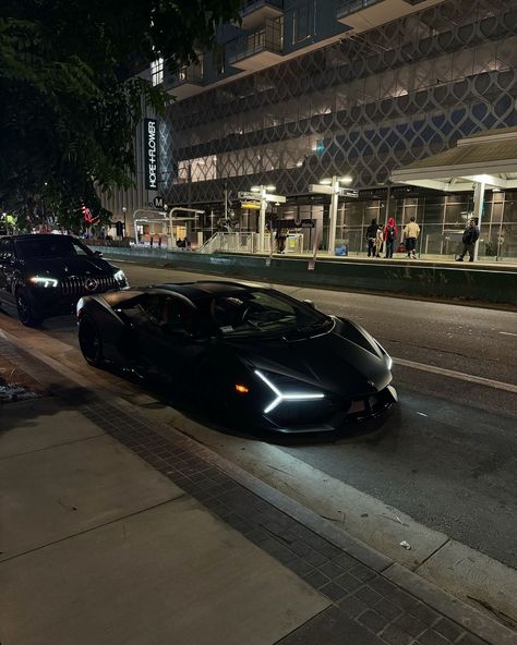 Lamborghini At Night, Estilo Blair Waldorf, Night Drives, Luxury Beach House, Cars Brand, Late Night Drives, Exotic Sports Cars, Street Racing Cars, Classy Cars