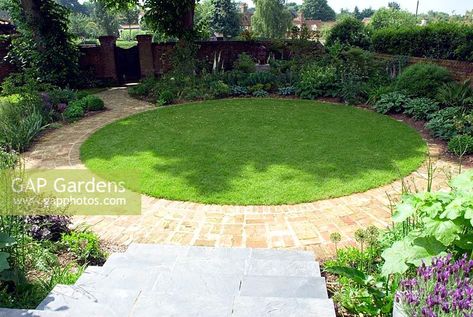 View from terrace looking down on circular lawn with brick path and steps, back border with sculpture - Garden designers private garden Circular Garden Design, Circular Lawn, Circle Garden, Townhouse Garden, Brick Path, Circle Borders, Lawn Design, Garden Plans, Sculpture Garden