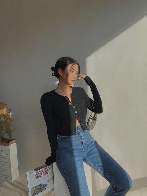 Short Black Cardigan Outfit, Black Cropped Cardigan Outfit, Tight Cardigan Outfit, Small Cardigan Outfit, Black Cardigan Outfit Aesthetic, Cardigan Outfit Korean, Cropped Cardigan Outfit, Black Cardigan Outfit, Cardigan Outfit Aesthetic