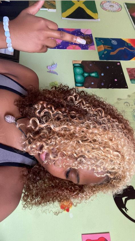 Honey Blonde And Honey Brown Hair, Honey Blonde With Highlights Black Women, Light Skin Hair Dye Ideas, Natural Colors To Dye Hair, Brown And Blonde 4c Hair, Brown And Blonde Hair Dye Ideas, Natural Colored Hair For Black Women, Blonde And Brown Natural Hair, Natural Curly Hair Dye Ideas