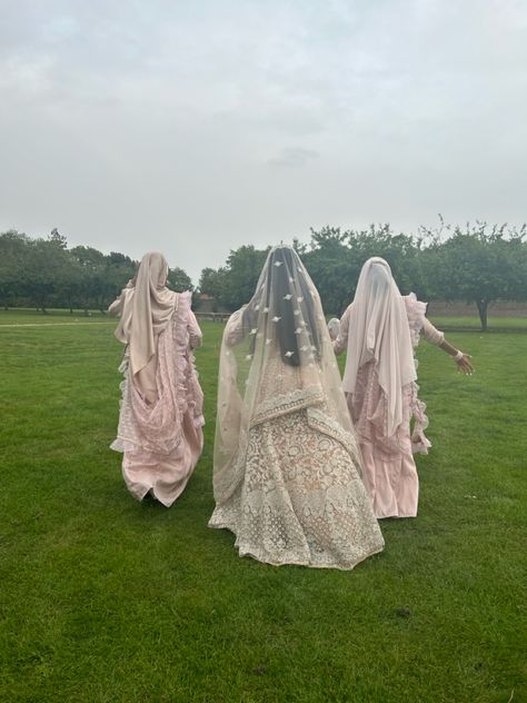 desi wedding aesthetic ♡ Outdoor Desi Wedding, South Asian Wedding Aesthetic, Desi Bride Aesthetic, Hindu Wedding Aesthetic, Punjabi Wedding Aesthetic, Pink Desi Aesthetic, Dholki Aesthetic, Wedding Dress Aesthetic Vintage, Sarah Core Aesthetic