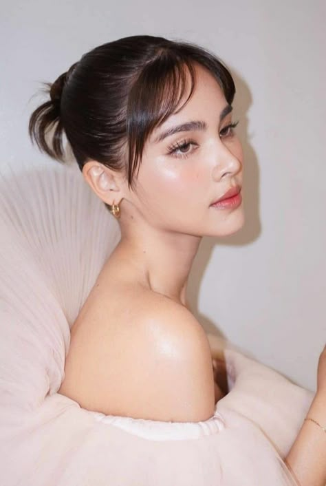 Bronze Makeup Look, Yaya Urassaya, Asian Bridal Makeup, Pretty Nose, Urassaya Sperbund, Kawaii Hairstyles, Asian Hair, Asian Makeup, How To Draw Hair