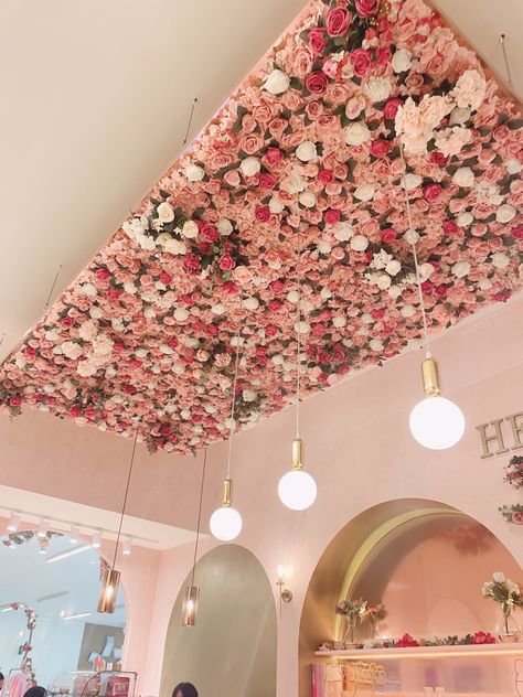 Pink Aesthetic Restaurant, French Coffee Shop Design, Pink Coffee Shop Interior, Girly Shop Interior, Flower Coffee Shop Aesthetic, Girly Cafe Interior, Pink Shop Aesthetic, Girly Restaurant Interior, Girly Coffee Shop Aesthetic