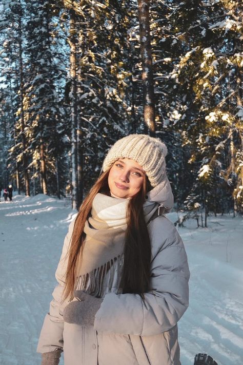 Manali Outfit Ideas, Christmas Outfits Teens, Winter Wonderland Outfit, Traveling Outfits, Trekking Outfit, Family Christmas Outfits, Snow Photoshoot, Cold Girl, Trendy Christmas Outfits