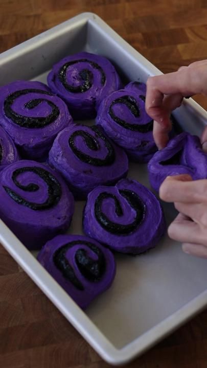 Halloween Snacks Adults, Purple Halloween Food Ideas, Halloween Swiss Roll, Purple Halloween Punch, Halloween Breakfast Cinnamon Rolls, Cinnamon Rolls Halloween, Purple Spooky Aesthetic, Themed Halloween Party Ideas, Cute Halloween Party Ideas