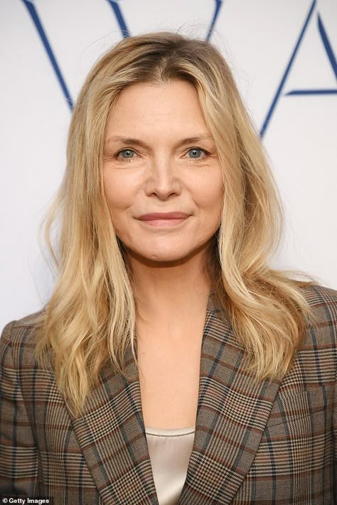 Melissandre Game Of Thrones, Haircuts For Over 40, Superstar Movie, Michele Pfeiffer, Emmanuelle Alt Style, Older Actresses, Celebs Without Makeup, Best Bob Haircuts, Michelle Pfeiffer