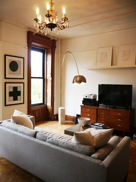 Kai and Dan's Lovingly Restored Brownstone Flat — House Tour . Liked the picture rail Brownstone Living Room, European Apartment, Living Room Arrangements, Flat Apartment, House Tour, High Contrast, Apartment Therapy, Living Dining Room, Interior Spaces