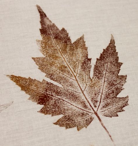 Leaf Print Art, Leaf Printing, Leave Art, Leaf Projects, Autumn Leaves Art, Diy Leaves, Pressed Flower Crafts, Fabric Painting Techniques, Leaf Stencil