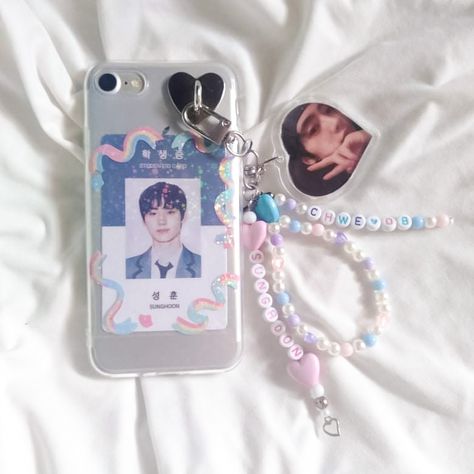 enhypen sunghoon phone strap and case❤️ Aesthetic Phone Strap, Phone Strap Ideas, Enhypen Phone Case, Enhypen Bracelet, Phone Strap Diy, Phone Strap Kpop, Phone Strap Aesthetic, Pulseras Kandi, Sliding Knot Bracelet