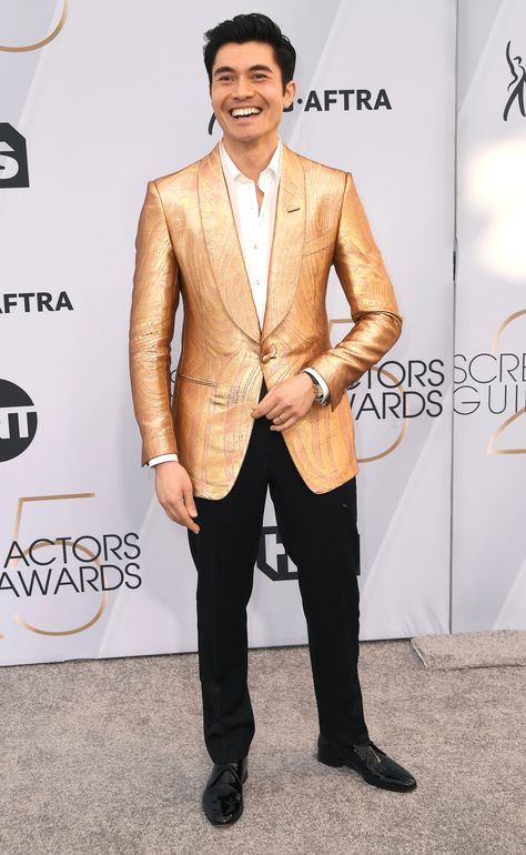 Snaz crazy blazer, white button up, black pants, no tie Henry Golding, Black Tie Optional, Gold Blazer, Wedding Outfit Men, Gold Jacket, Gold Outfit, Sag Awards, Fashion Suits For Men, Sharp Dressed Man