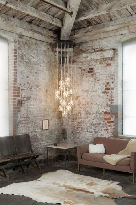 Industrial Living Rooms-22-1 Kindesign Cottage Pool, Rustic Industrial Lighting, Pool Plants, Interior Boho, A Brick Wall, Industrial Living, Interior Vintage, Dekorasi Kamar Tidur, Loft Living