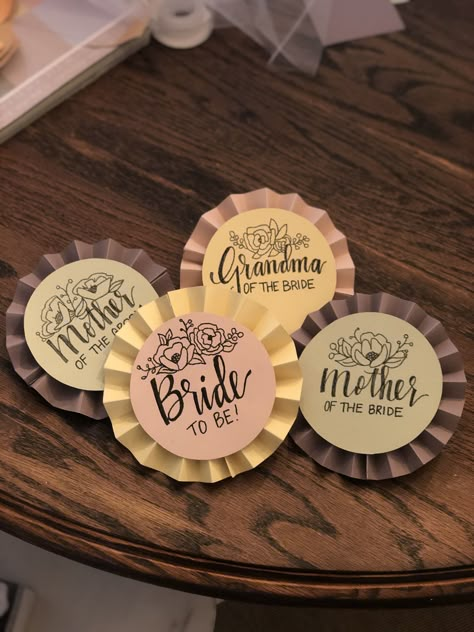 Badges For Farewell, Bridal Shower Name Tags, Batches Design Ideas, Paper Badges Ideas, Nametags Ideas, Badge Design Ideas Diy, Haldi Ideas, Pastel Wedding Decorations, Bride To Be Decorations