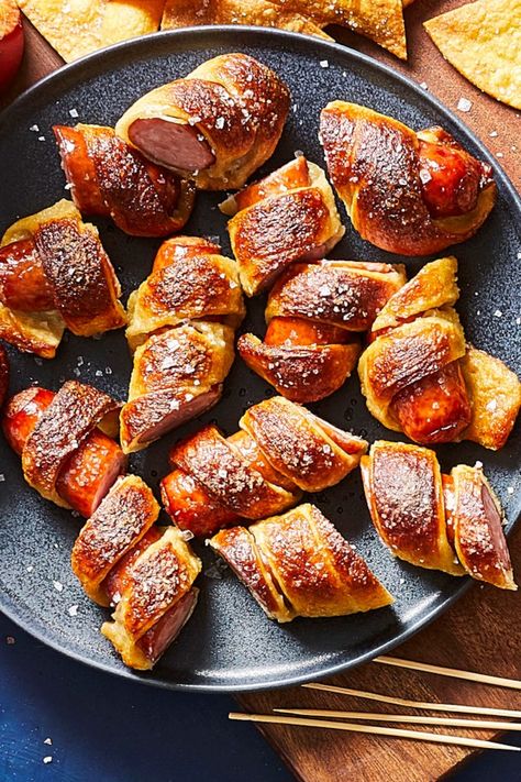 Pretzel Bratwurst Bites | "Put bratwurst slices in the middle of pretzel bites to create a new and delicious snack made easy with pizza dough. Serve with mustard." #appetizers #appetizerrecipes #appetizerideas #apps #entertaining Bratwurst Appetizer Bites, Sour Dough Discard Pretzel Bites, Pretzel Bites Sourdough Discard, Pretzel Wrapped Bratwurst, Sourdough Discard Pretzel Bites, Bratwurst Bites, Super Bowl Potluck, Baked Bratwurst, March Madness Food