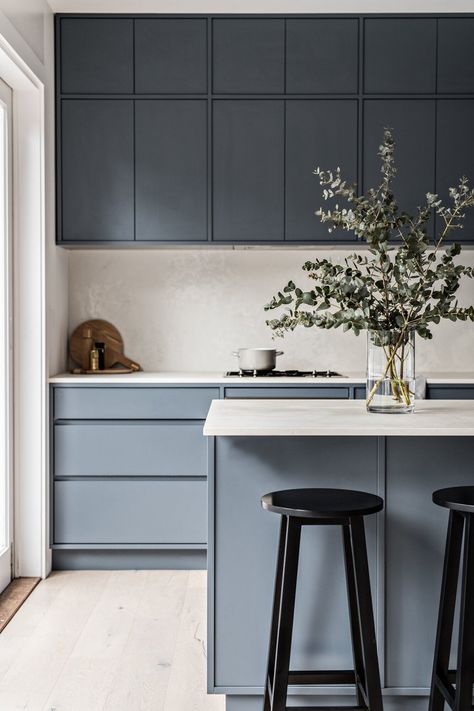 8 Swoon Worthy Kitchen Design Trends for 2021 - Everyday A Серая Кухня, Interior Simple, Blue Cabinets, Kitchen Room Design, Kitchen Inspiration Design, Interior Modern, Kitchen Color, Grey Kitchen, Decor Minimalist