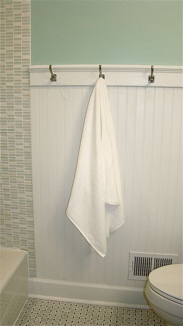 Love the beadboard in the bathroom with the towel hooks and add a small ledge to the top of the beadboard for decor Tile Choice, Wainscoting Design, Makeover Kamar Mandi, Color Bathroom, Glitter House, Ship Lap, Bead Board, Bad Inspiration, Hall Bathroom