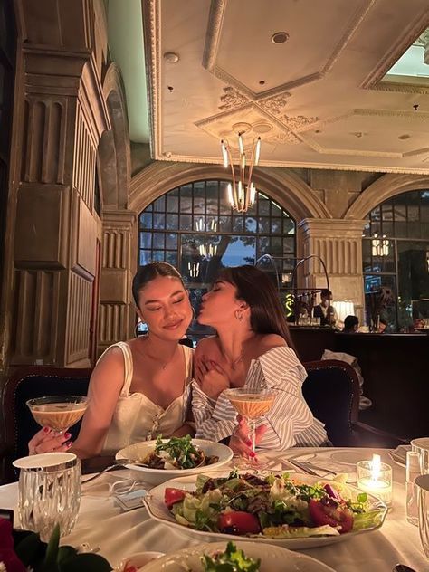 Maxine Liu, Avery Grambs, Spotify Link, Restaurant Pictures, Inheritance Games, Dinner With Friends, Online Group, Friend Poses, Instagram Photo Inspiration