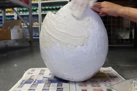 A Step-by-step Tutorial to DIY Giant Easter Egg Photo Prop Big Egg Diy, Diy Dinosaur Eggs, Giant Egg Diy, How To Make Dinosaur Eggs, Diy Giant Egg Prop, Dinosaur Egg Pinata Diy, Dinosaur Egg Decor, Giant Props, Papier Mache Eggs