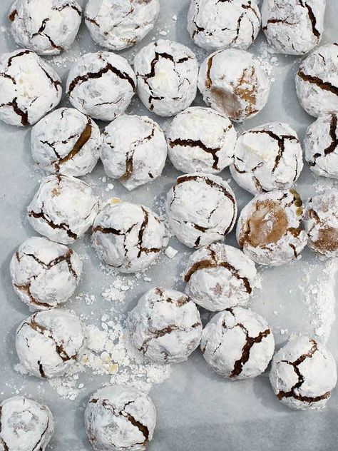 Amaretti Biscuit Recipe | Christmas Biscuit & Edible Gift Recipes Amaretti Cookie Recipe, Boozy Baking, Amaretti Biscuits, Cookies Love, Amaretti Cookies, Chocolate Crinkle, Italian Christmas Cookies, Italian Cookie, Italian Cookie Recipes