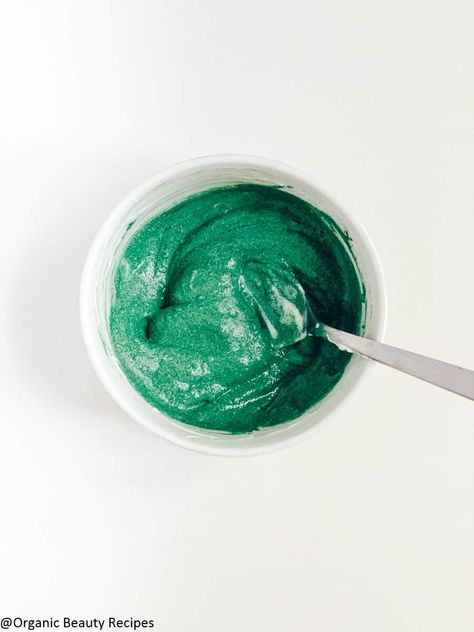 This homemade hair mask with yogurt and spirulina comes to the rescue of all post-summer damaged hair. You can make it in 10 minutes and it will leave your hair smooth, conditioned, moisturized, and shiny. What else to ask for! Greek Yogurt Face Mask, Yogurt Hair Mask, Yogurt Face Mask, Yogurt Benefits, Homemade Hair Mask, Spirulina Powder, Mint Hair, Stimulate Hair Follicles, Homemade Hair