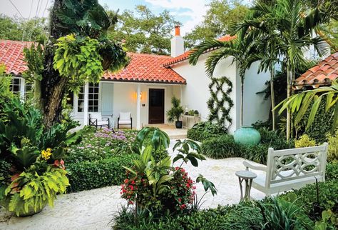 Old Florida Decor, Florida Homes Exterior, Southern Home Magazine, Florida Bungalow, Calcutta Marble, Stucco Exterior, Florida Style, Vero Beach Fl, Spanish Style Home