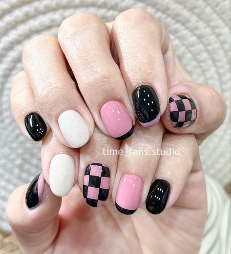 White Black Pink Nails, Black Pink Nail Designs Short, Black Pink Inspired Nails, White Pink Black Nails, Pink Black Short Nails, Nails Pink Black White, Short Gel Nails Black And White, Black Pink Nails Ideas, Black And Pink Nails Simple