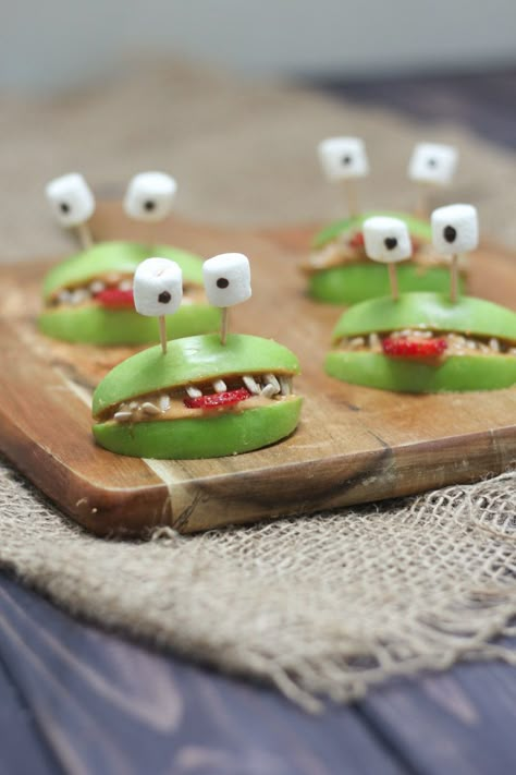 Alien Snacks Parties Food, Alien Themed Snacks, Alien Appetizers, Healthy Space Themed Snacks, Space Treats For Kids, Space Theme Snacks For Kids, Alien Food Ideas, Alien Themed Food, Alien Party Food