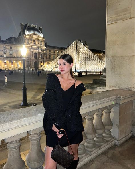 Louvre ar night outfit inspo The Louvre Outfit, Louvre Outfit Ideas, Louvre Outfit, The Louvre, Paris Outfits, Night Outfits, Louvre, Outfit Ideas, Paris