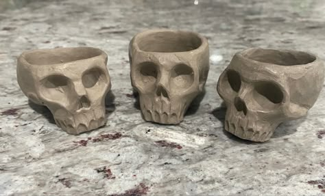 Clay Skull Vase, Skull Ceramic Sculpture, Clay Skull Ashtray, Edgy Clay Art, Skull Bowl Ceramics, Skull Out Of Clay, Skull Pinch Pot, How To Make A Skull Out Of Clay, Creepy Pottery Ideas