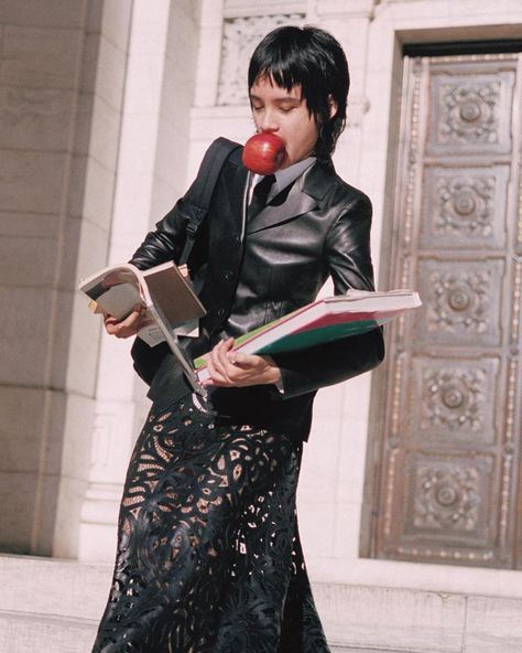 School Fashion Editorial, Back To School Editorial, Library Editorial, Office Editorial, Back To Office, Librarian Style, Millennials Fashion, Chanel Cruise, Everyday People