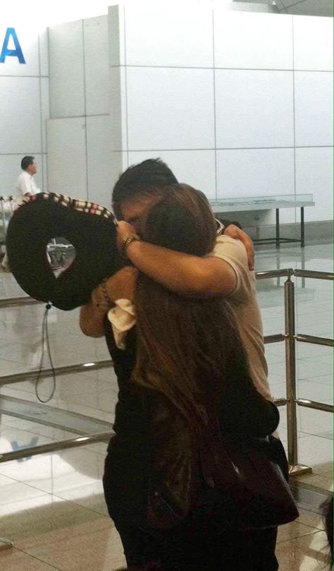 Airport hugs 2016 Airport Couple Pictures Long Distance, Airport Hugs Couples Aesthetic, Couples Reuniting Airport, Long Distance Goals, Airport Welcome Ideas Boyfriend, Couple In Airport Hug, Airport Pick Up Signs Boyfriend, Airport Reunion Couples, Airport Couple Long Distance