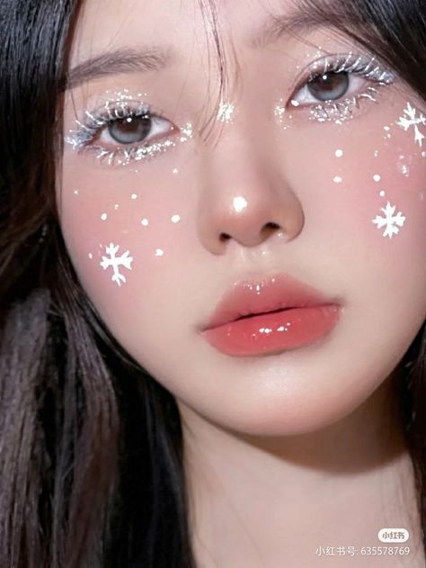 Cute Christmas Eyeshadow Looks, Christmas Makeup Douyin, Christmas Aesthetic Makeup, Douyin Christmas Makeup, Aesthetic Christmas Makeup, Cold Winter Makeup, Creative Christmas Makeup Looks, Cold Girl Aesthetic, Makeup Looks Drawing