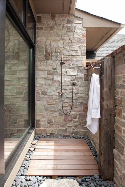 tinte naturali..pietra e legno.. . Outside Showers, Outdoor Bath, Outdoor Bathrooms, Tile Ideas, Modern Country, Outdoor Shower, Outdoor Rooms, Design Case, Stone Wall