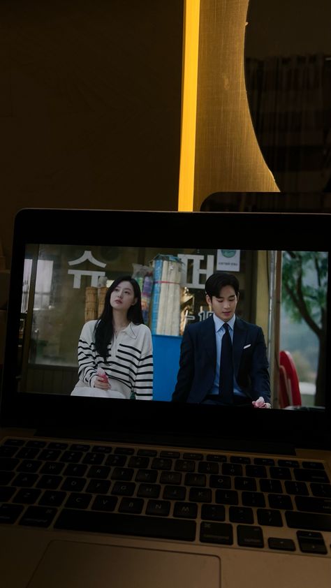 K Drama Watching In Laptop, Watching In Laptop Aesthetic, Kdrama Night Aesthetic, Kdrama Wallpaper Aesthetic Laptop, Kdrama Aesthetics Laptop, Movie On Laptop Aesthetic, Watching Kdrama In Laptop Aesthetic, Drama Wallpaper Aesthetic, Watching Kdrama Aesthetic