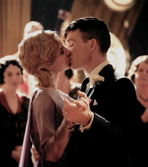 Tommy and Grace Shelby Kiss Wallpaper the king and his queen #peakyblinders #cillianmurphy #tommyshelby #grace shelby Peaky Blinders Grace, Peaky Blinders Series, Peaky Blinders Poster, Peaky Blinders Wallpaper, Peaky Blinders Thomas, Annabelle Wallis, Peaky Blinders Tommy Shelby, Peaky Blinders Quotes, Cillian Murphy Peaky Blinders