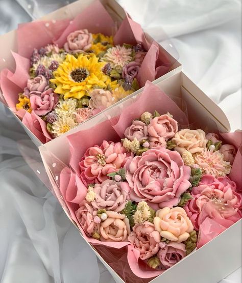 Sweet Flowers Bouquet, Realistic Buttercream Flowers, Buttercream Flower Bouquet, Cupcake Floral Bouquet, Bouquet Cupcakes Tutorial, Flower Buttercream Cupcakes, How To Make Cupcake Bouquets, Bouquet Cupcakes Ideas, Cupcake Bouquet Packaging