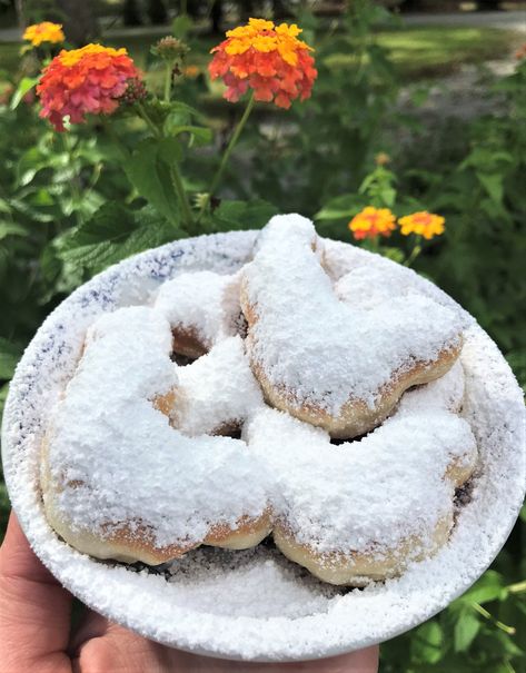 How to make easy Mickey beignets at home using refridgerated biscuits dough! Get your Disney fix with Mickey-shaped food at home. Disney Beignets, Mickey Beignets, Disney At Home, Disney Sweets, Disney World For Adults, Beignet Recipe, Disney Recipes, Disney World Food, Disney World Restaurants