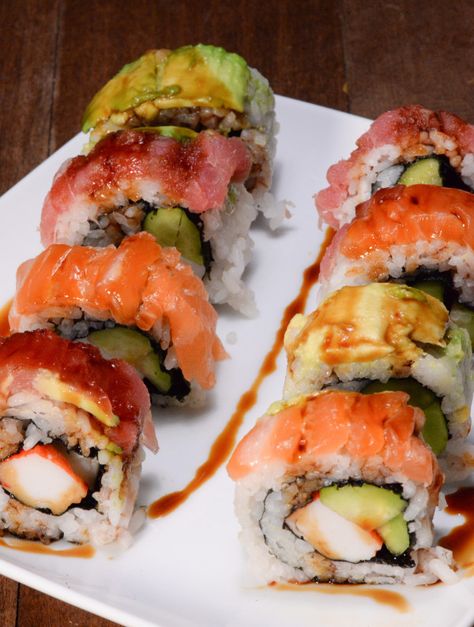 Japanese Rainbow Roll Sushi Co, Sashimi Platter, Sushi Recipes Homemade, Rainbow Roll, Sushi Roll Recipes, Types Of Sushi, Sushi Love, Homemade Sushi, How To Make Sushi