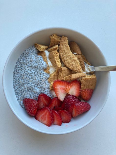 chia pudding. healthy breakfast. aesthetic morning. aesthetic breakfast. greek yogurt. strawberries. that girl. Chia Seed Pudding Aesthetic, Chia Pudding Aesthetic, Chia Pudding Strawberry, Chia Pudding With Yogurt, Chia Yogurt, Digestive Cookies, Looks Aesthetic, Foods For Abs, Pudding Chia