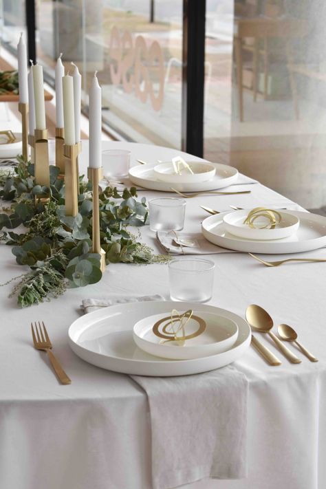 White Christmas Table styling - MK Design London Christmas Table Settings White Plates, Christmas Setting Table, Table Settings White Plates, White Plates Table Setting, White Christmas Table Setting, Modern Christmas Table, Minimal Table Setting, Ramadan Table Setting, Christmas Table Inspiration