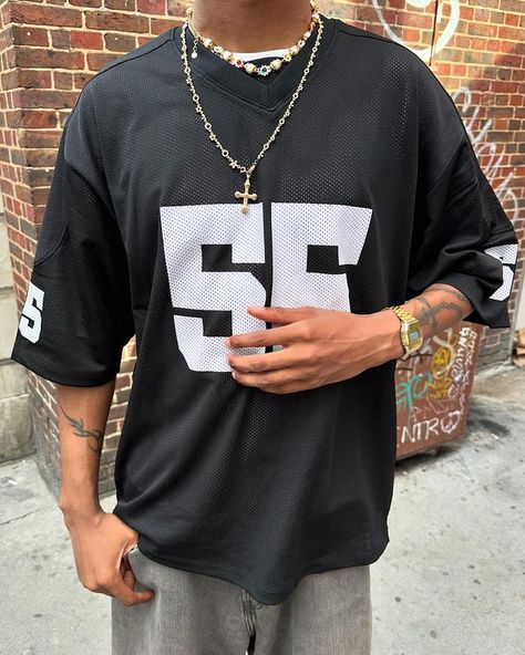 #fashionInspiration #outfitIdeas #streetstyle #fashionista #ootd #baggy #oufitwomen #outfitmen Mesh Jersey Outfit Men, Nfl Jersey Outfit Men, Mens Jersey Outfit, Football Jerseys Outfit, Men Jersey Outfit, Black Jersey Outfit, Nfl Jersey Outfit, Mens Vintage Outfits, Jersey Outfit Men