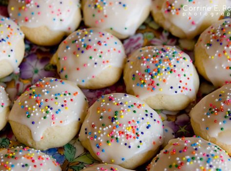 Yum... I'd Pinch That! | Lemon Egg Biscuits Egg Biscuits, Italian Christmas Recipes, Italian Christmas Cookies, Italian Cookie Recipes, Easy Christmas Cookie Recipes, Christmas Cookies Easy, Italian Christmas, Sprinkle Cookies, Italian Cookies