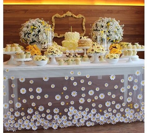 This expresses spring/summer wedding, and if you're a bride on a budget, it can be done for cheap... Daisy Baby Shower, Daisy Party, Daisy Wedding, Party Deco, Candy Table, Sweet Table, Cake Table, Candy Buffet, Anniversary Parties