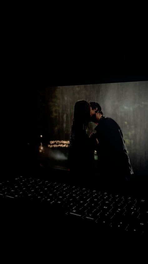 Damon Elena Wallpapers, Damon And Elena Aesthetic, Damon And Elena Wallpaper, Tvd Wallpaper Aesthetic, Delena Wallpaper, Delena Aesthetic, Tvd Couples, Damon Y Elena, Damon And Elena